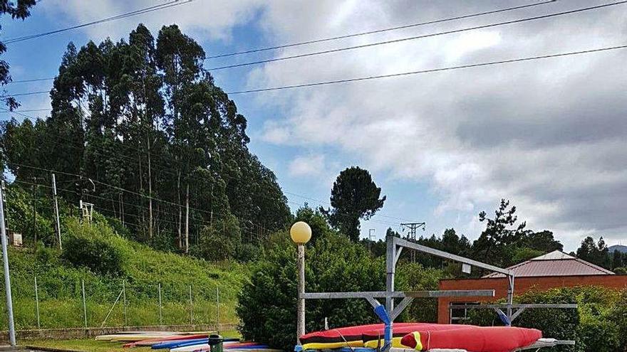 Las piraguas en Trasona siguen al aire libre por el cierre de hangares