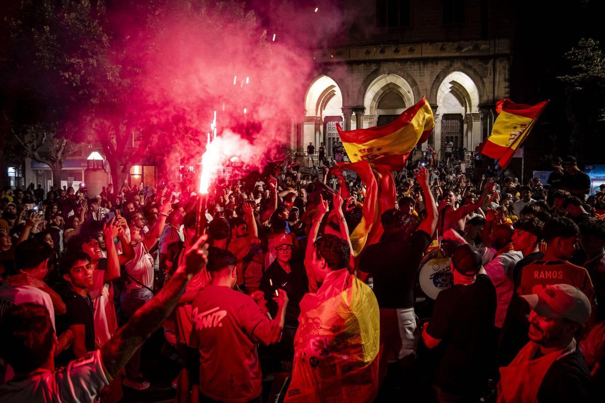 Les millors imatges de la celebració a Manresa del triomf de la Roja al Mundial