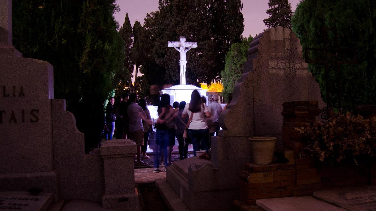 Rutas misteriosas por el cementerio.