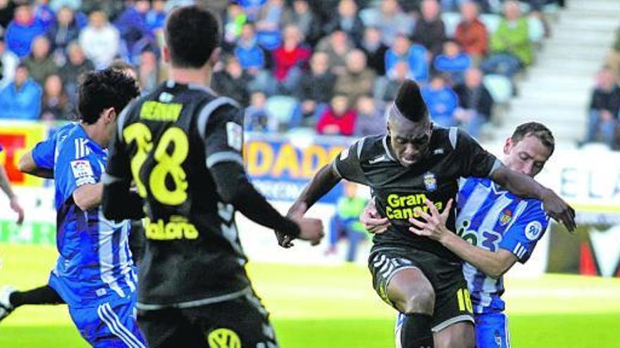 Thievy ante el acoso de un jugador de la Ponferradina.