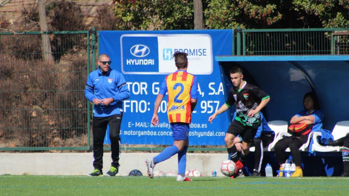 El delantero Sorin Andrei ante la atenta mirada de Valdés la pasada temporada en el Moratalaz