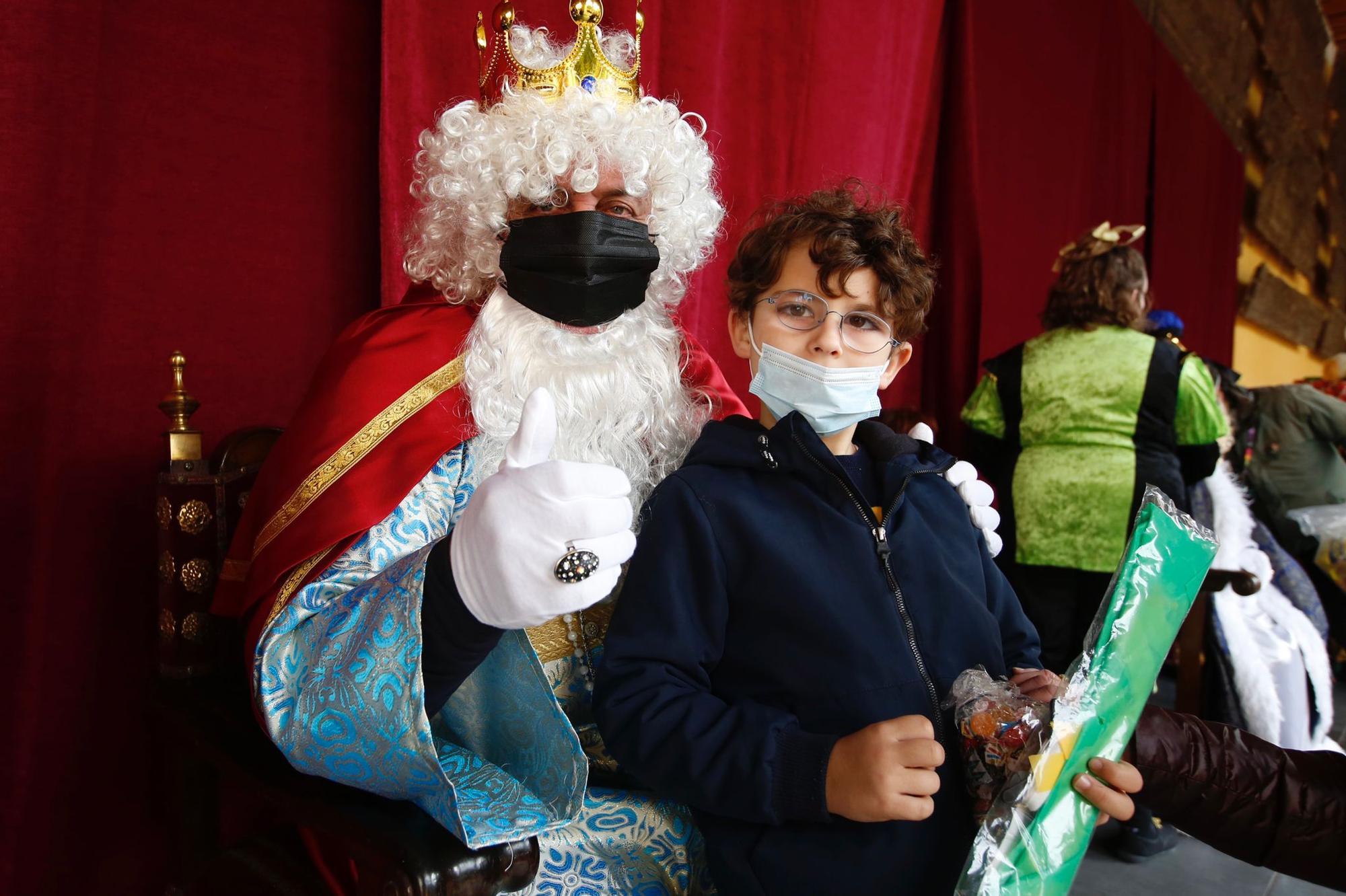 Los Reyes Magos reciben a los niños de Córdoba en el Patio de los Naranjos