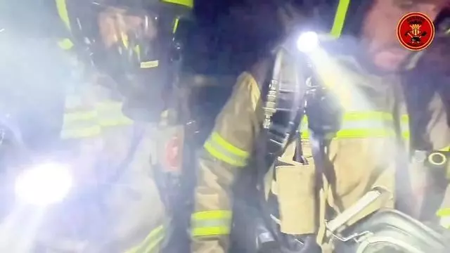 Los bomberos de València rescatan en un balcón a una joven tras el incendio de su vivienda