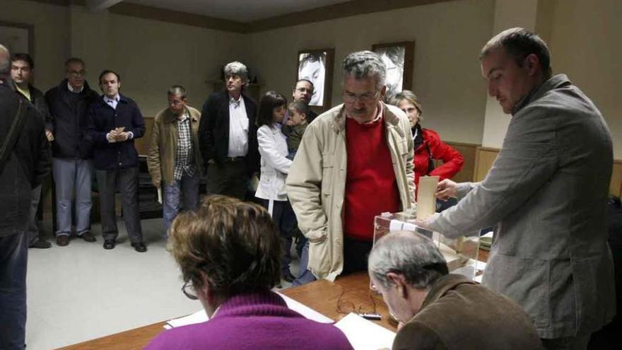 Cofrades en la última votación de Nuestra Madre.