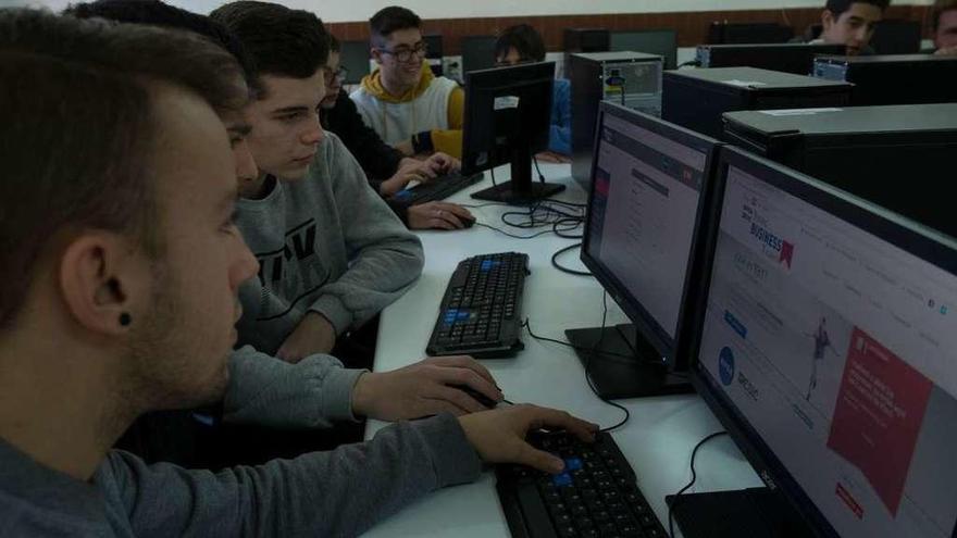 Los estudiantes del IES Río Duero participan en el concurso a través de una plataforma digital.