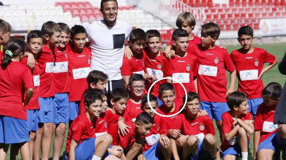 Pau Cubarsí, a baix, quan jugava al Girona durant una visita de Thiago Alcántara al campus del 2016