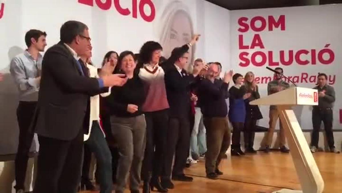 El líder del PSC, Miquel Iceta, balla amb la diputada Teresa Cunillera, en el tancament del míting dels socialistes a Lleida.