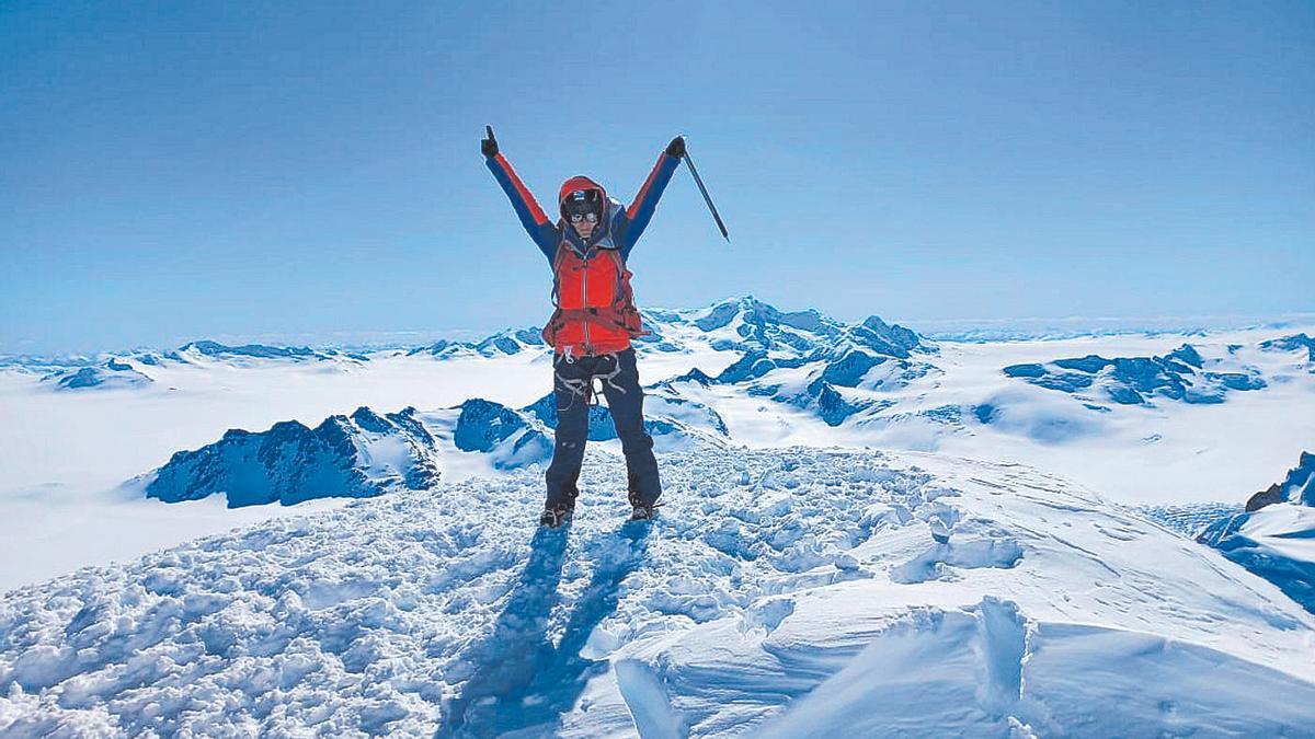 Laura Villa escalando la cima Gorra Blanca en el Reto Pelayo Vida 2023