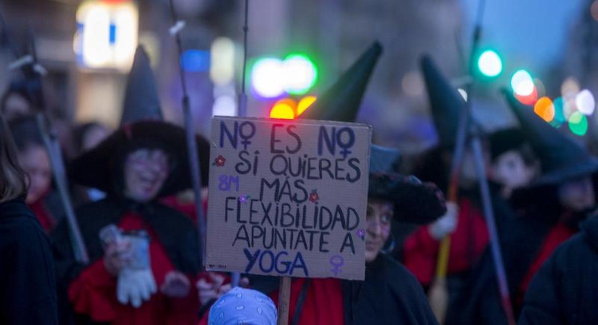 El colectivo Brujas del Norte en la manifestación feminista de Sabadell