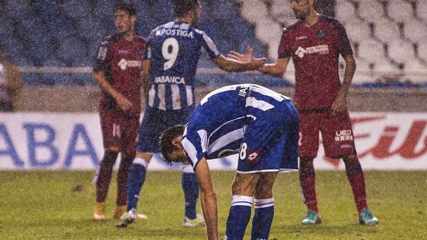 Toché y Postiga saludando a un rival, al finalizar el partido. 13fotos