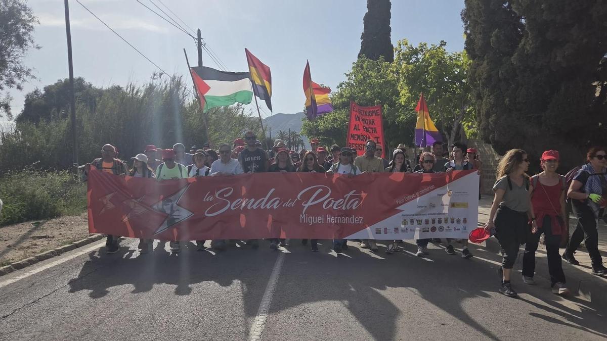 Los senderistas, instantes previos a su llegada al Cementerio Municipal de Alicante.