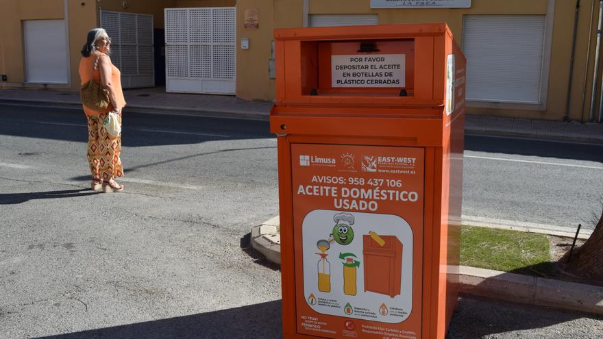 Limusa amplía la recogida selectiva en Lorca incorporando 140 contenedores para ropa y aceite usado