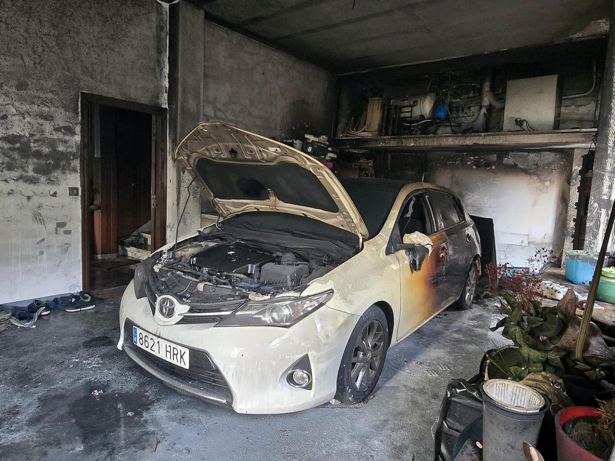 Rescatada a través de su balcón por un incendio en una casa en Chapela que calcinó el garaje