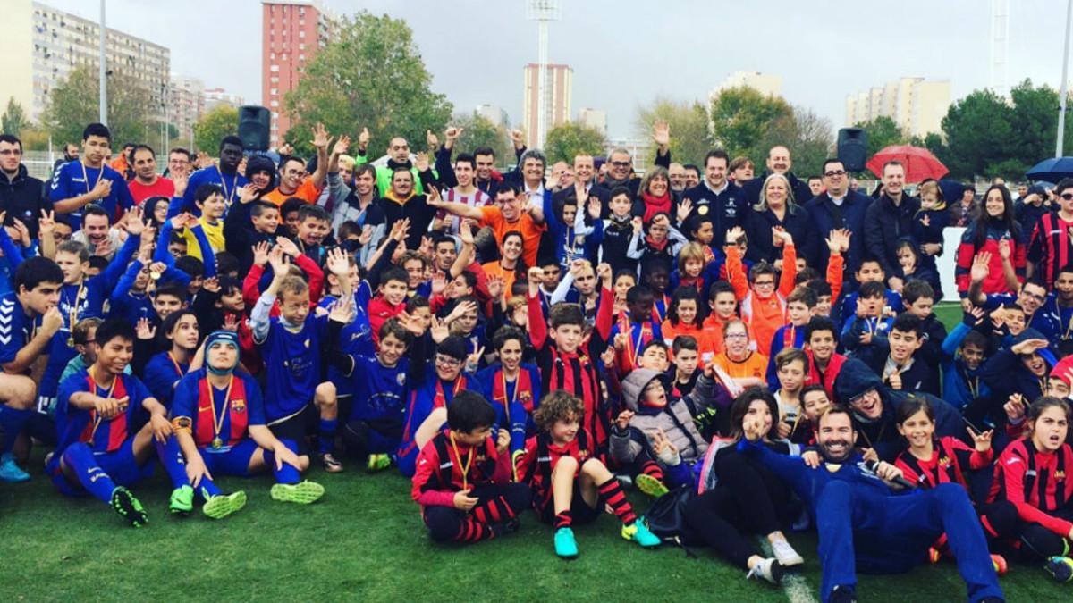 Foto de familia de los participantes en la II Día del Fútbol Inclusivo