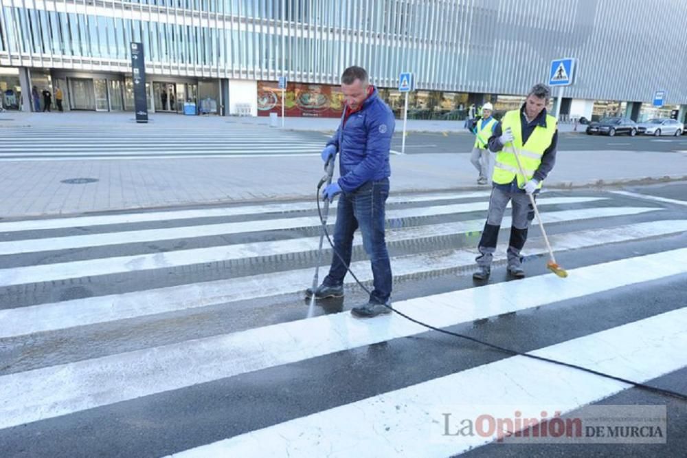 El delegado del Gobierno visita el aeropuerto de Corvera