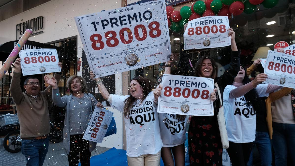 Celebración en la administración de loterías de la calle Almería de El Palo, que ha vendido este año el Gordo.
