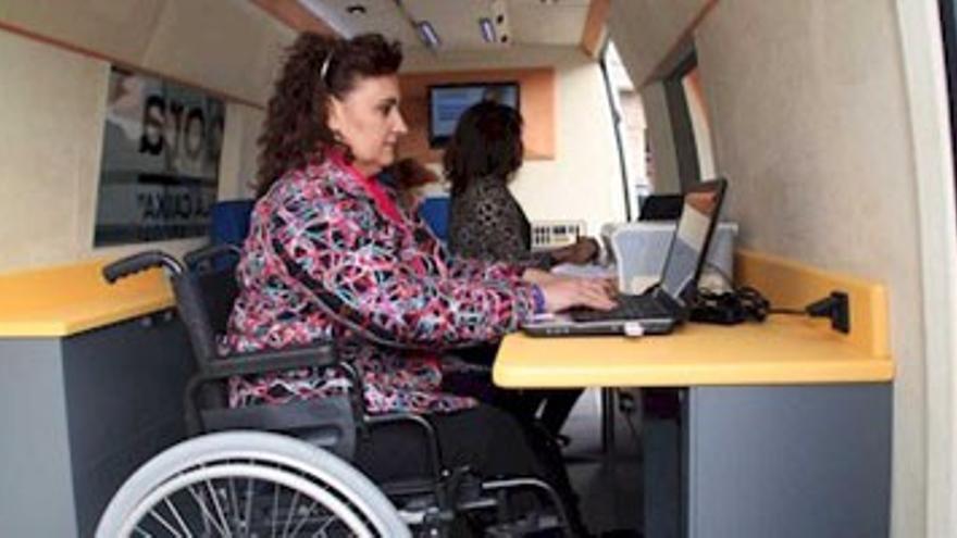 Una oficina móvil buscará empleo para discapacitados en Badajoz