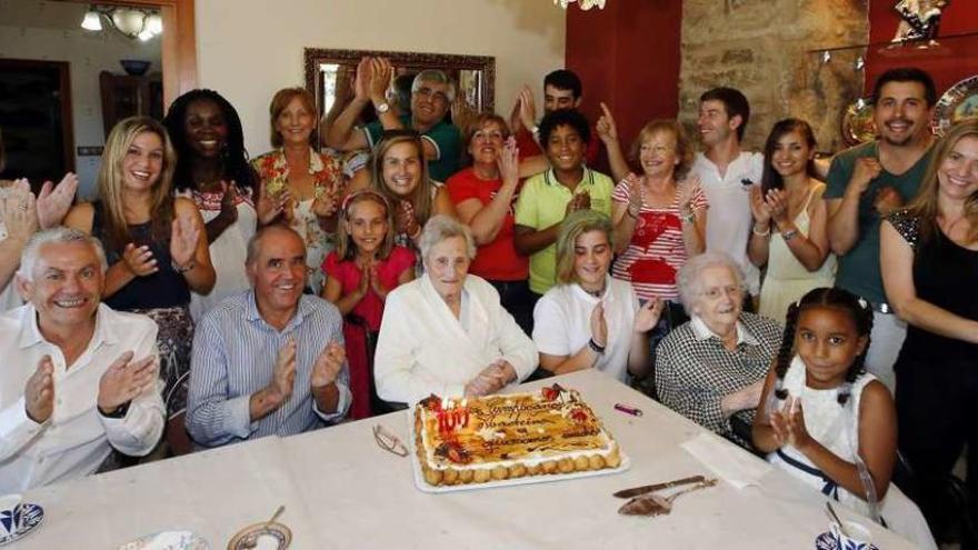 Nemesia Alfonso arropada ayer por sus familiares en la celebración de su 100 aniversario. // Marta G. Brea