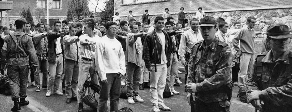 Reclutas recién llegados al «Cabo Noval» en 1993. | LNE