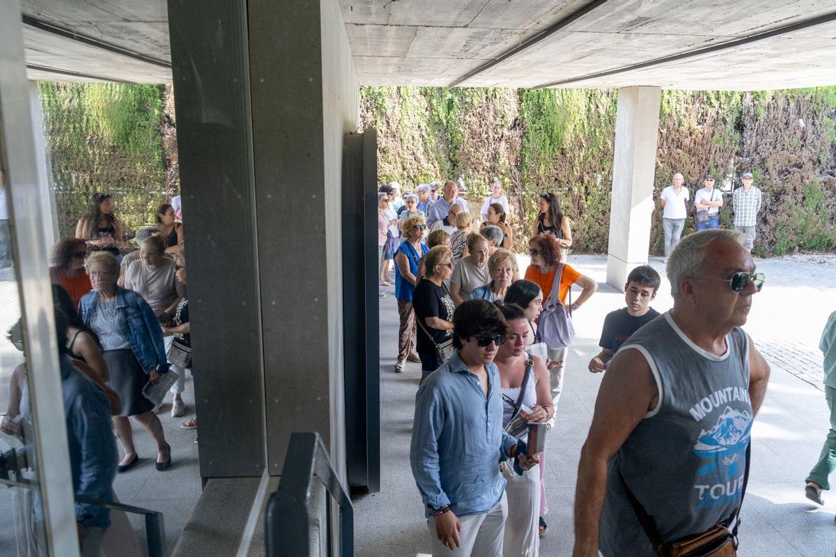 Largas colas para las entradas del Concierto de Hogueras de INFORMACIÓN