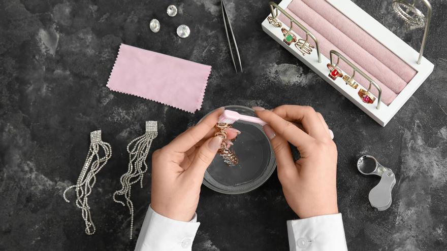 ¿Joyas roñosas? Aprende cómo limpiar la plata en casa fácilmente con estos trucos