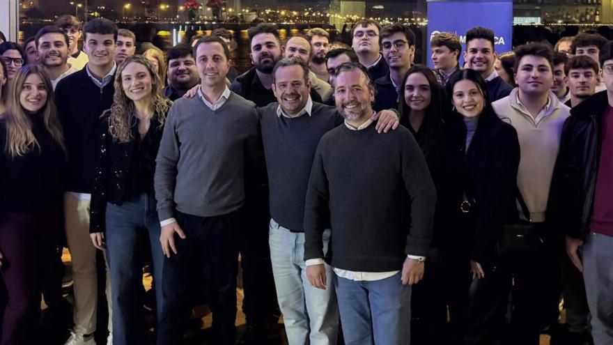 El presidente del PP de Mallorca, Llorenç Galmés, brindó ayer con la juventud del partido por Navidad. | PARTIDO POPULAR