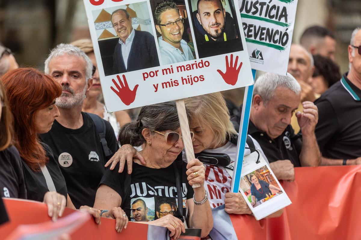 Las asociaciones de víctimas de la dana protestan en Alicante