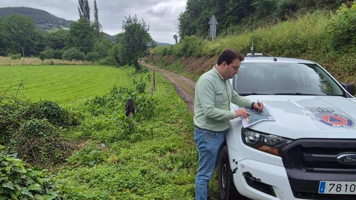 Sergio Hidalgo repasa un mapa del proyecto de obra sobre el terreno.