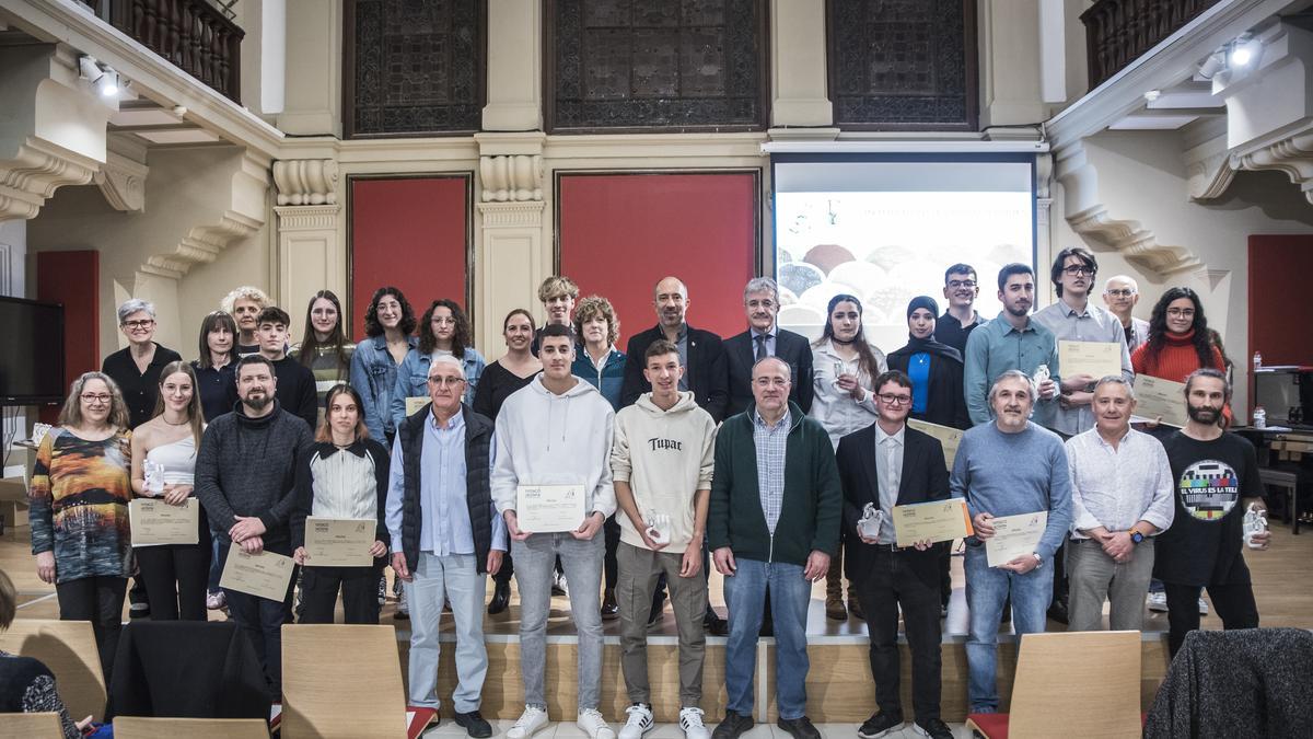 Fotografia de grup dels guanyadors i finalistes dels premis de la Fundació Lacetània