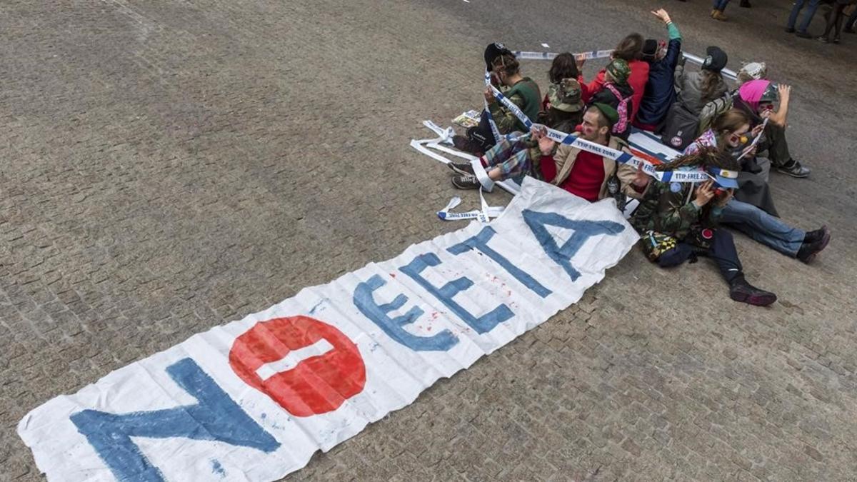 Manifestantes contra los tratados de comercio TTIP y CETA en Bruselas.