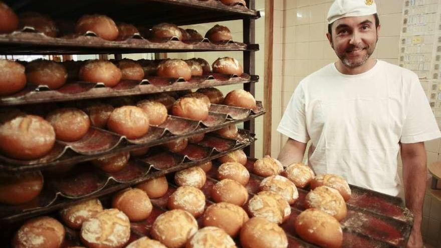 José Manuel Lorenzo, ayer, en la panadería Vergara.