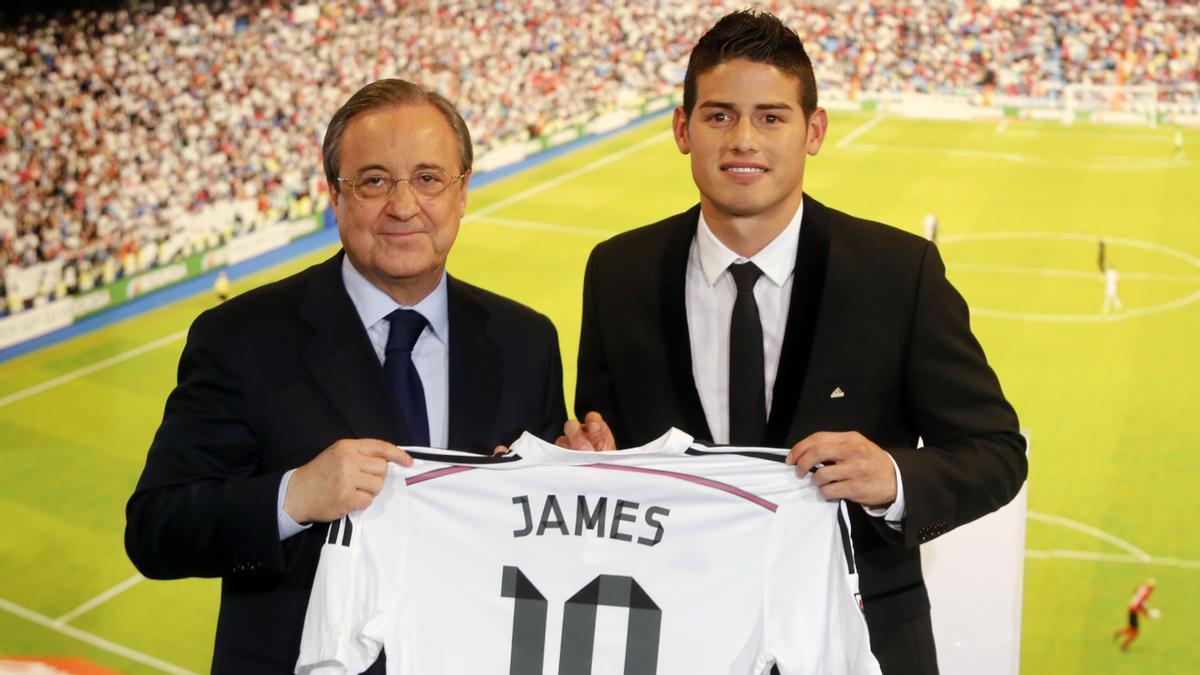 Florentino Pérez y James Rodríguez durante la presentación del jugador colombiano.