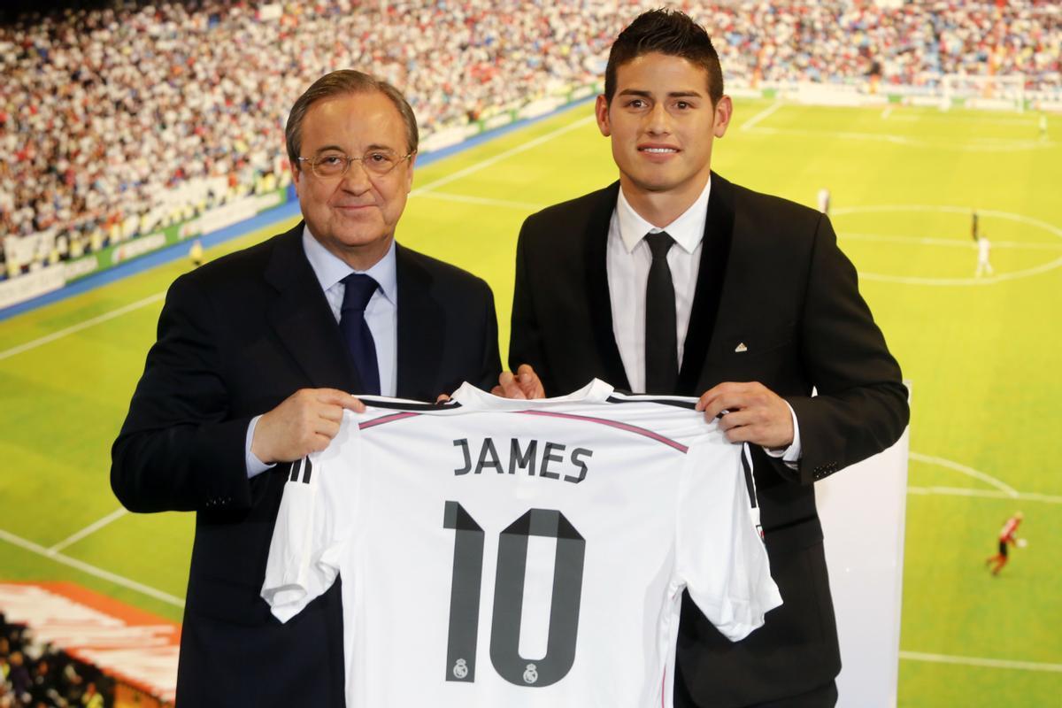 Florentino Pérez y James Rodríguez durante la presentación del jugador colombiano.