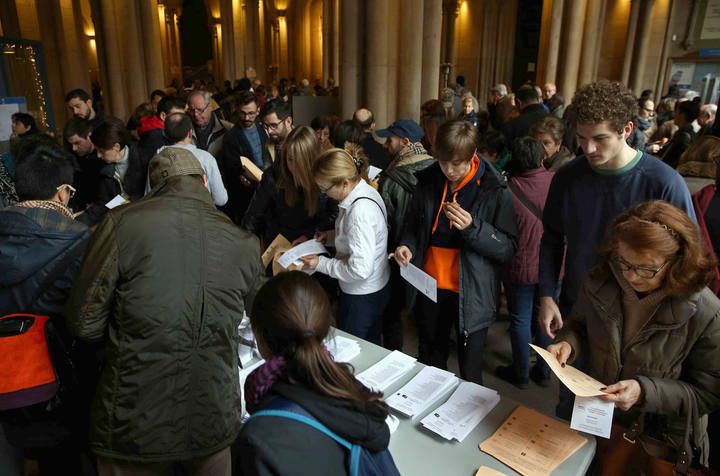 COLAS DE VOTANTES EN COLEGIO ELECTORAL