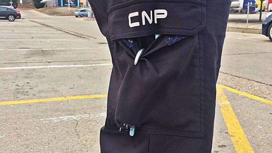Policías nacionales de Zamora denuncian que tienen que patrullar con los pantalones rotos