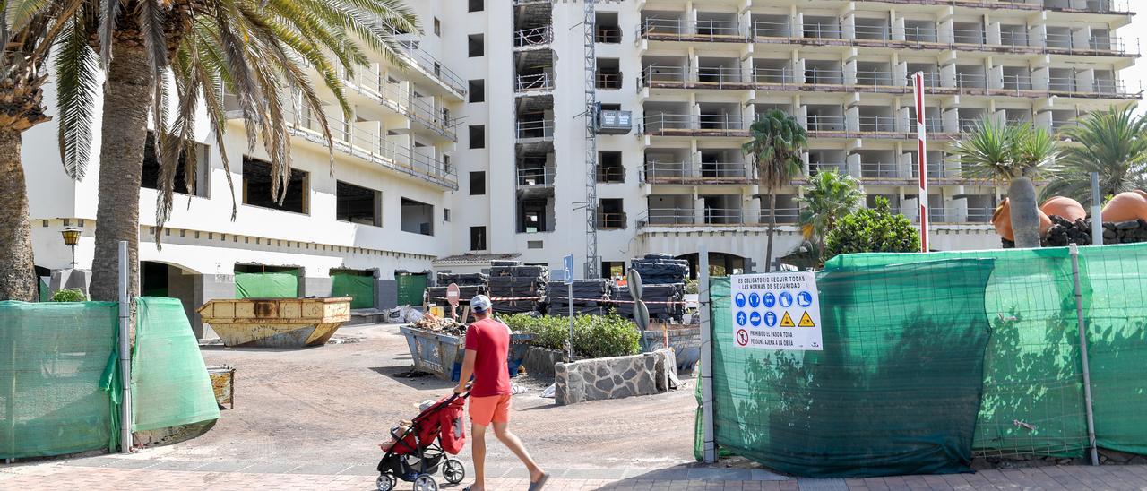 Un turista pasea frente al hotel Tamarindos de San Agustín, que se encuentra en obras desde septiembre.