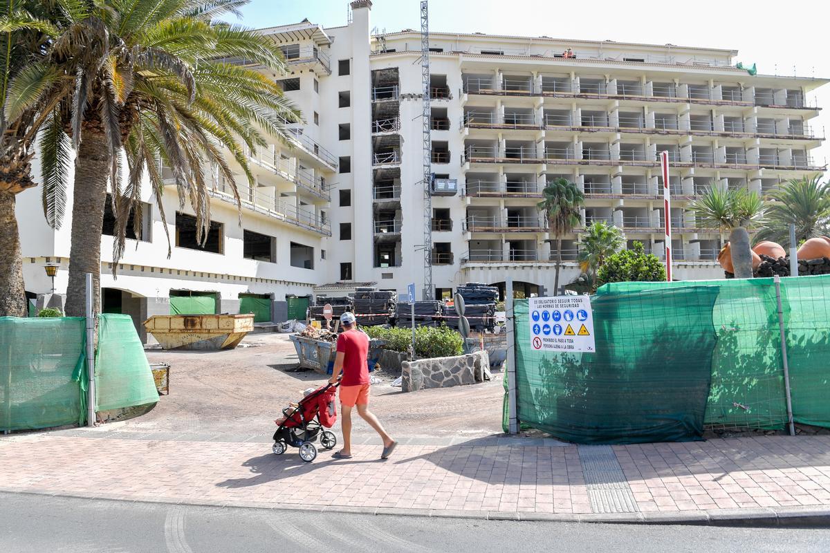 Un turista pasea frente al hotel Tamarindos de San Agustín, que se encuentra en obras desde septiembre.