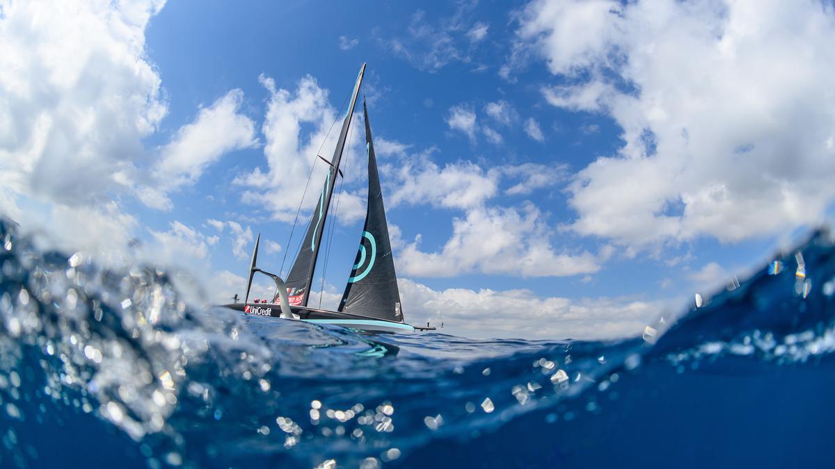 Un AC40 de los equipos juveniles de la Copa América de vela entrena en Barcelona, el martes 10 de septiembre.