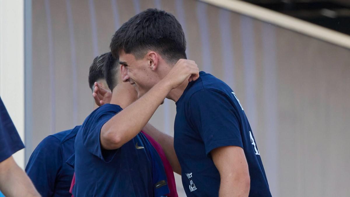 Pau Víctor se abraza a su hermano Guillem