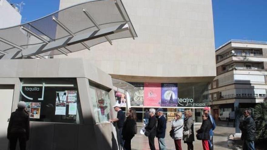 Torrevieja urge al arquitecto del Teatro a firmar el final de la obra al cabo de una década