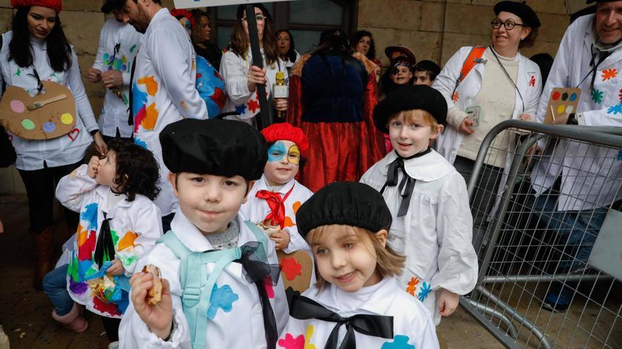 El arte infantil vence a la lluvia en el Antroxu de los colegios de Avilés