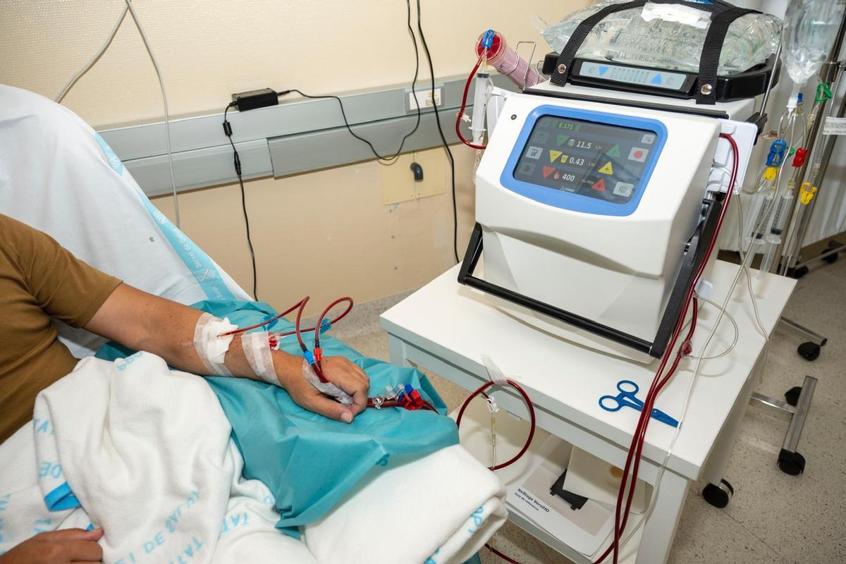 Una máquina de hemodiálisis de Son Llàtzer.