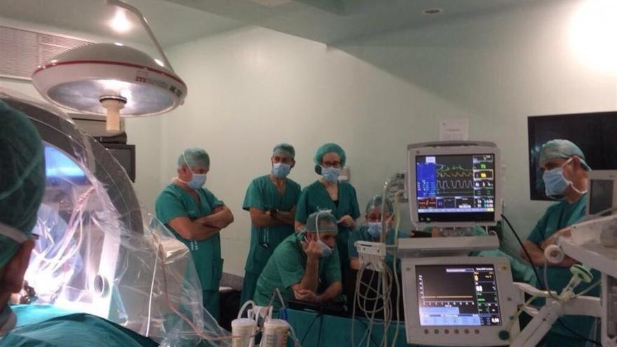 Realizado el primer implante en Extremadura de un estimulador cerebral para el parkinson