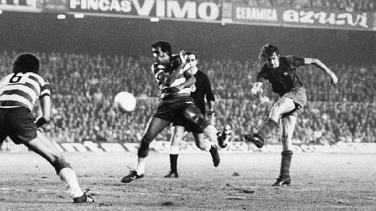 Johan Cruyff dispara a puerta durante el Barça-Granada de la Liga 1973-74 disputado en el Camp Nou el 28 de octubre de 1973