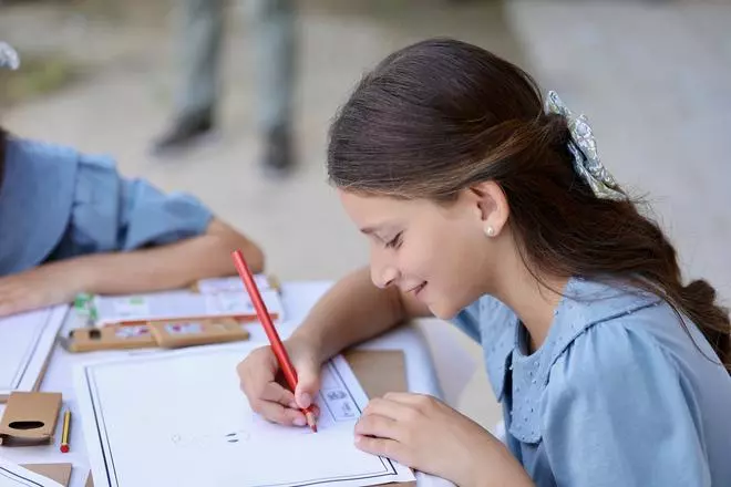 La fiesta de los falleros infantiles con el concurso de dibujo de la JCF