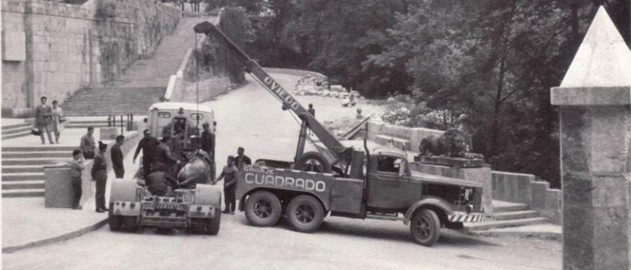 La colocación de los leones a la entrada de la cueva de Covadonga en los años sesenta, con la ayuda de una grúa.