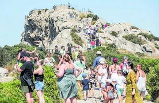 Las fotos idílicas de Mallorca en redes dejan fuera colas, masificación y coches, pero desbordan la isla