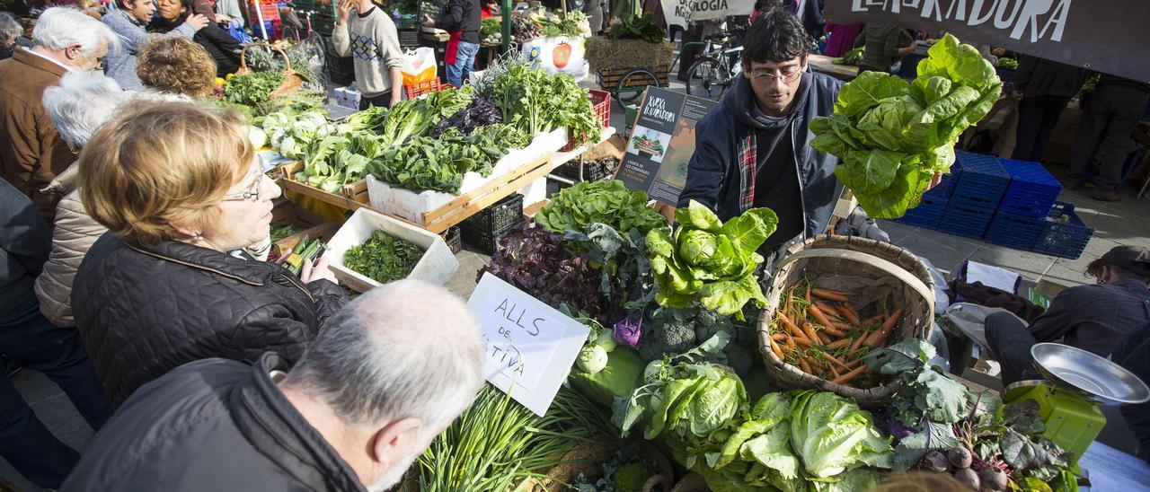 Venta de productos agrícolas en la plaza del Ayuntamiento.