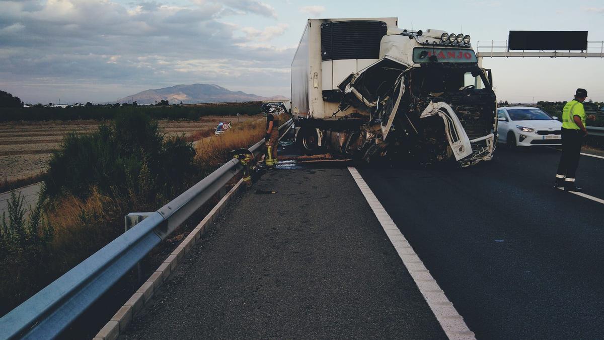 Uno de los camiones tras el accidente.