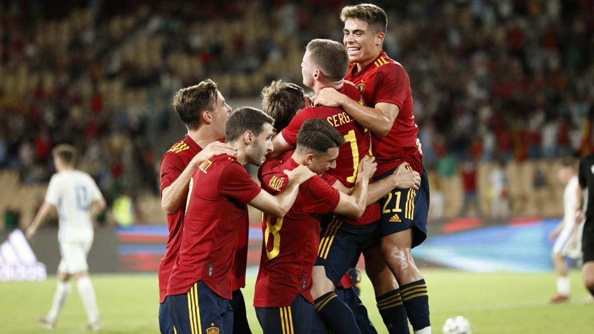 Los jugadores de España sub'21 celebran un gol